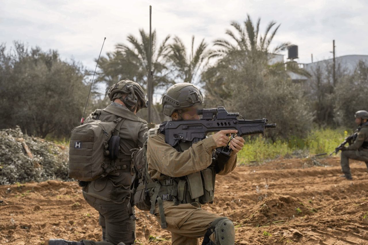 Drusi israeliani entrano in Siria, l’Idf spara sul quartier generale delle forze armate di Damasco