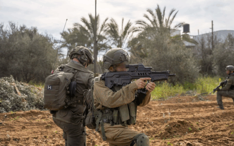 Drusi israeliani entrano in Siria, l’Idf spara sul quartier generale delle forze armate di Damasco