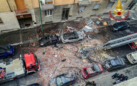 Il tentato femminicidio si trasforma in tragedia: incendia una palazzina e uccide un giovane