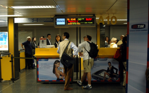 Per prendere l’aereo non servirà più la carta d’identità: cosa cambia con le nuove regole e per chi
