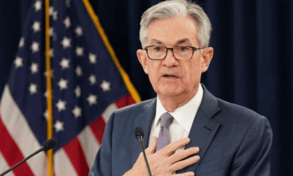 Powell frena sul taglio dei tassi: "Prudente attendere l'impatto dei dazi"