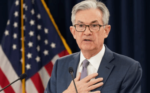 Powell frena sul taglio dei tassi: “Prudente attendere l’impatto dei dazi”