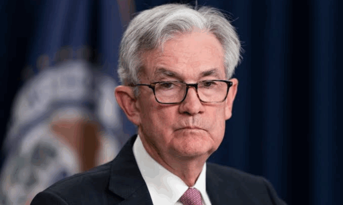 Powell frena sul taglio dei tassi: "Prudente attendere l'impatto dei dazi"