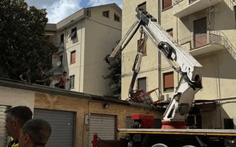 Incidenti sul lavoro: tre operai morti per una caduta dall’alto. Tre feriti nel crollo di un solaio