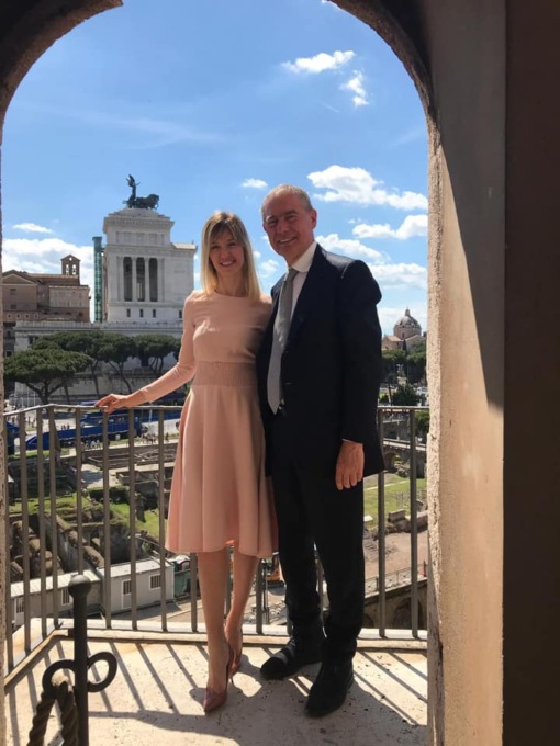 Zingaretti: "Moglie di un politico salta la fila in aeroporto". Urso replica: "Era scortata perché minacciata: dispiace per i disagi"