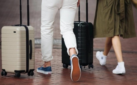 Da oggi via ai nuovi limiti per i liquidi nel bagaglio a mano: cosa cambia e in quali aeroporti