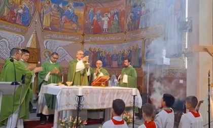 Pizzaballa celebra la Messa nella chiesa colpita da Israele: "Non siete dimenticati"