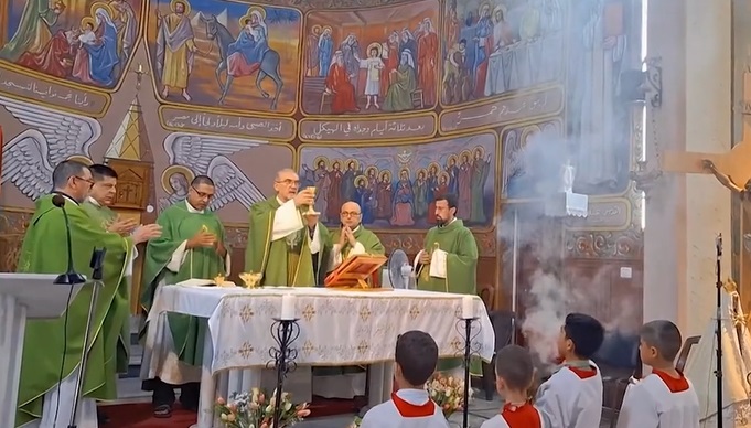Pizzaballa celebra la Messa nella chiesa colpita da Israele: “Non siete dimenticati”