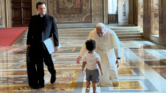 Papa Leone XIV accoglie con un abbraccio un piccolo (vivacissimo) ospite