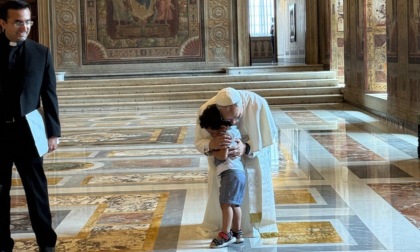Papa Leone XIV accoglie con un abbraccio un piccolo (vivacissimo) ospite