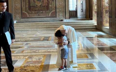 Papa Leone XIV accoglie con un abbraccio un piccolo (vivacissimo) ospite