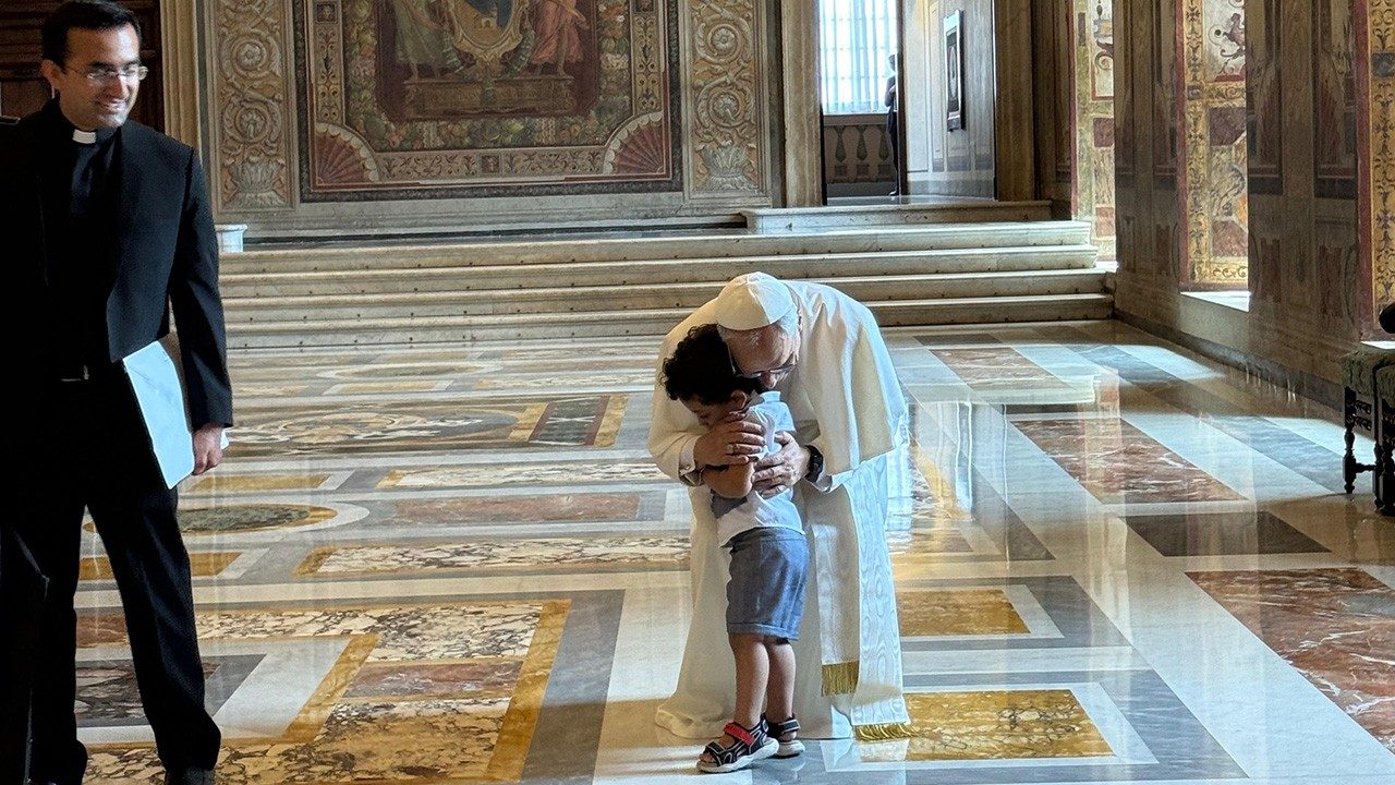 Papa Leone XIV accoglie con un abbraccio un piccolo (vivacissimo) ospite