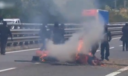 No Tav, guerriglia in Val di Susa: autostrada bloccata e pietre contro la Polizia. Meloni: "Punire con fermezza"