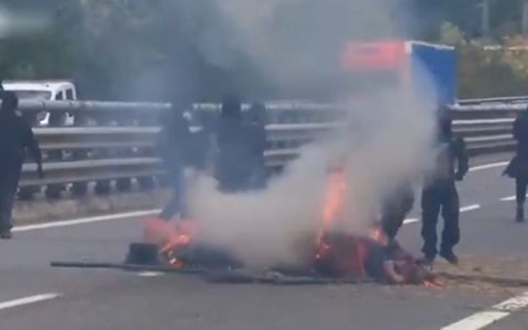 No Tav, guerriglia in Val di Susa: autostrada bloccata e pietre contro la Polizia. Meloni: “Punire con fermezza”