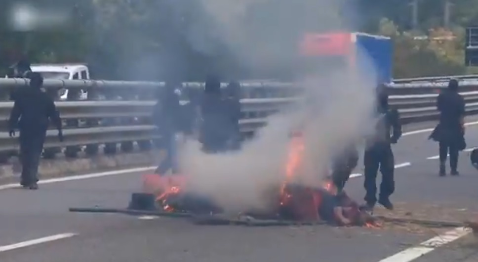 No Tav, guerriglia in Val di Susa: autostrada bloccata e pietre contro la Polizia. Meloni: “Punire con fermezza”