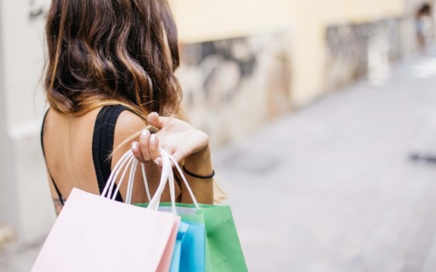 Saldi estivi 2025: italiani pronti a spendere 3,5 miliardi, nonostante la prudenza