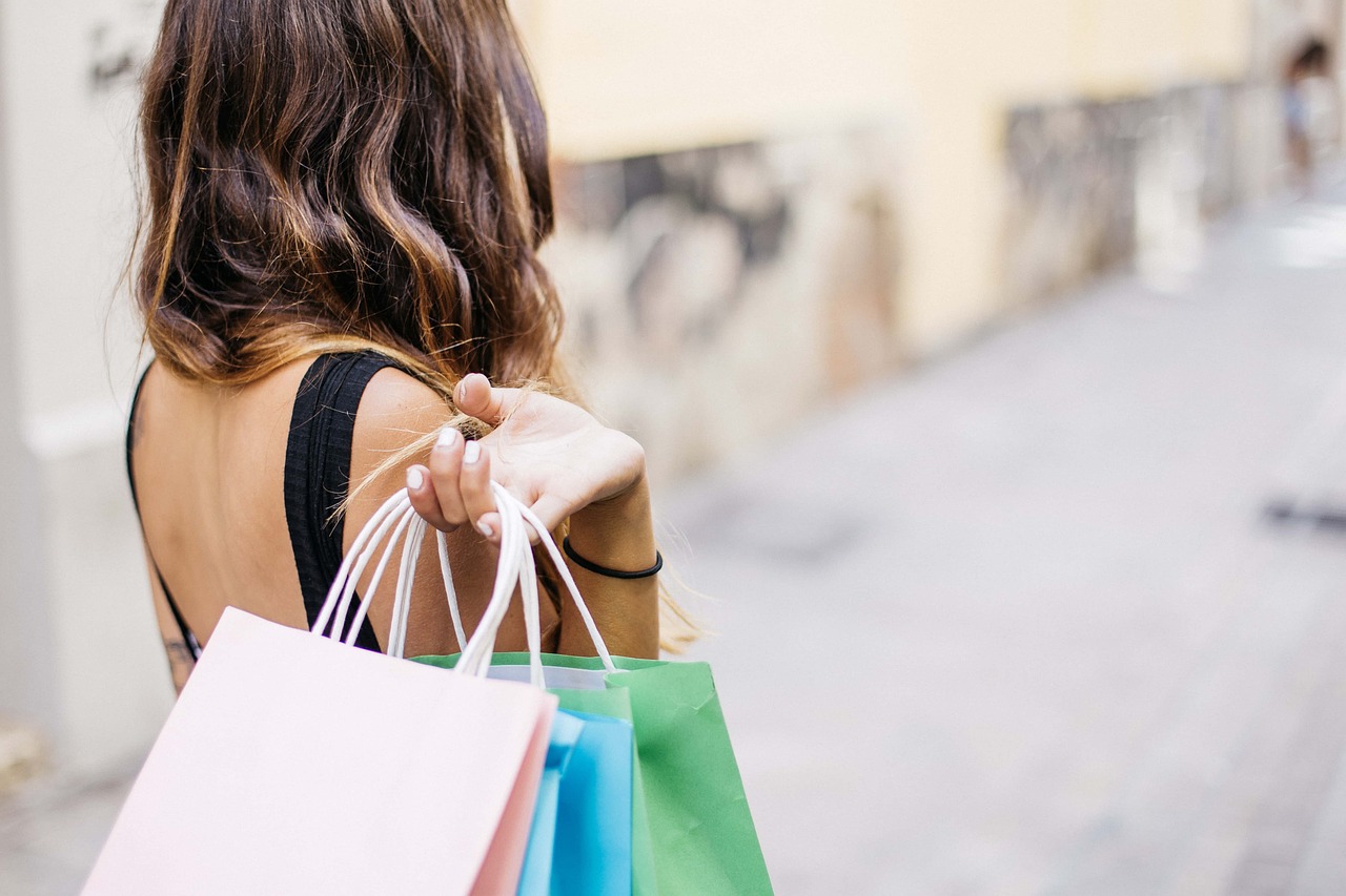 Saldi estivi 2025: italiani pronti a spendere 3,5 miliardi, nonostante la prudenza