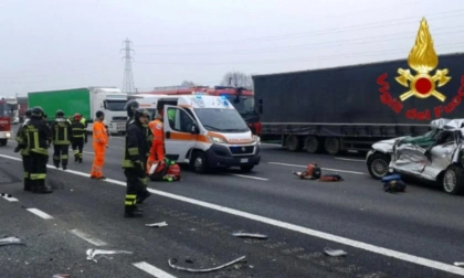 Settantenne entra contromano sulla A4 Torino-Milano e provoca un incidente: quattro morti