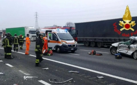 Settantenne entra contromano sulla A4 Torino-Milano e provoca un incidente: quattro morti