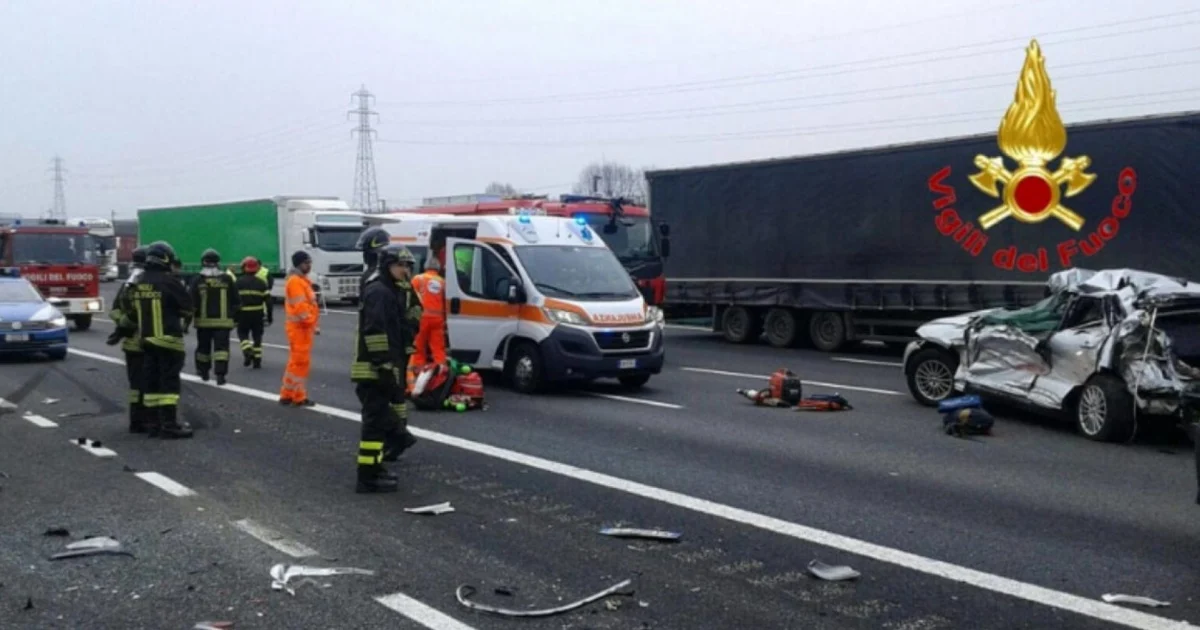 Settantenne entra contromano sulla A4 Torino-Milano e provoca un incidente: quattro morti