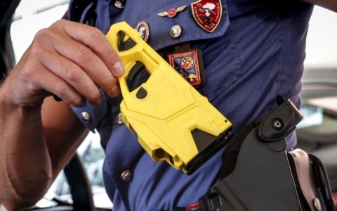 Dopo i casi di Olbia e Genova il sindacato dei Carabinieri difende l’uso del taser