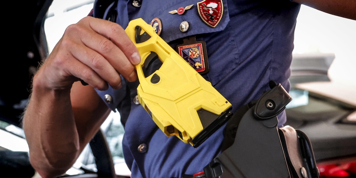 Dopo i casi di Olbia e Genova il sindacato dei Carabinieri difende l’uso del taser