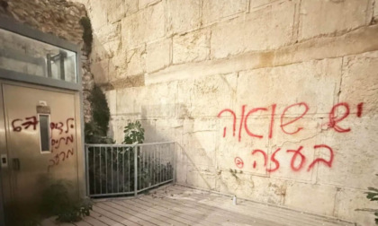 27enne israeliano scrive sul Muro del Pianto "Olocausto a Gaza" e viene arrestato. Raffica di diserzioni