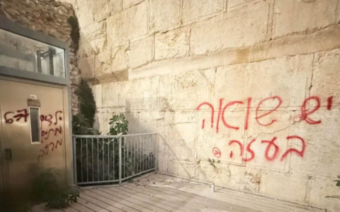 27enne israeliano scrive sul Muro del Pianto “Olocausto a Gaza” e viene arrestato. Raffica di diserzioni