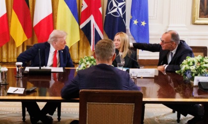 Giorgia Meloni all'incontro con Trump: le smorfie quando parla Merz e quel "non mi piace parlare con la stampa italiana"