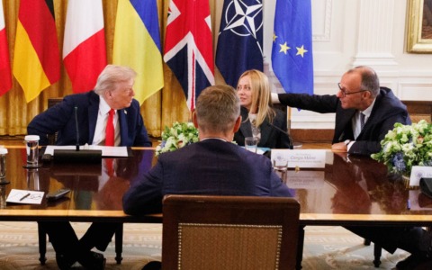 Giorgia Meloni all’incontro con Trump: le smorfie quando parla Merz e quel “non mi piace parlare con la stampa italiana”
