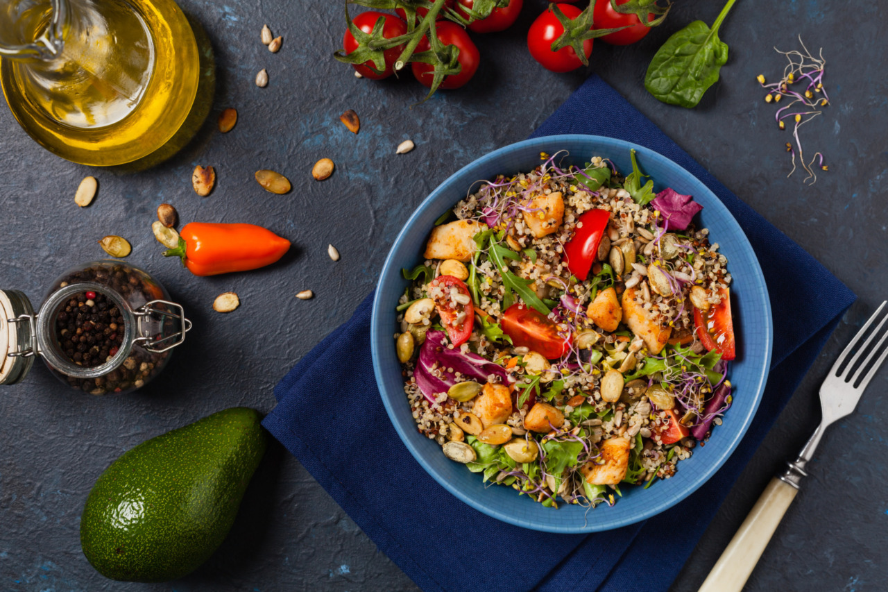 Insalata di quinoa con pollo: leggerezza e gusto dopo le vacanze