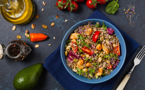 Insalata di quinoa con pollo: leggerezza e gusto dopo le vacanze