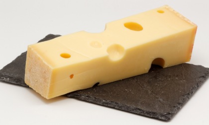 Formaggio emmental ritirato dai supermercati: prodotto e lotti richiamati