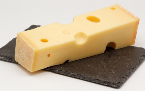 Formaggio emmental ritirato dai supermercati: prodotto e lotti richiamati