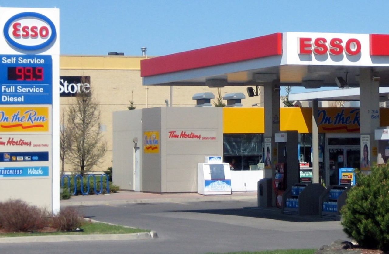 Esso torna italiana. Chi ha comprato 1.200 distributori di benzina per 425 milioni di euro