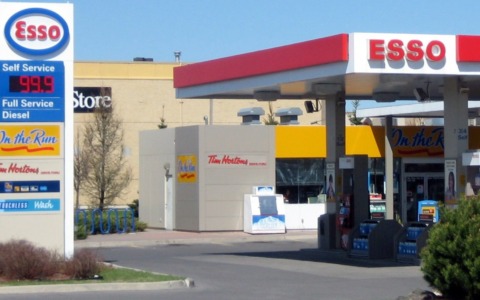 Esso torna italiana. Chi ha comprato 1.200 distributori di benzina per 425 milioni di euro