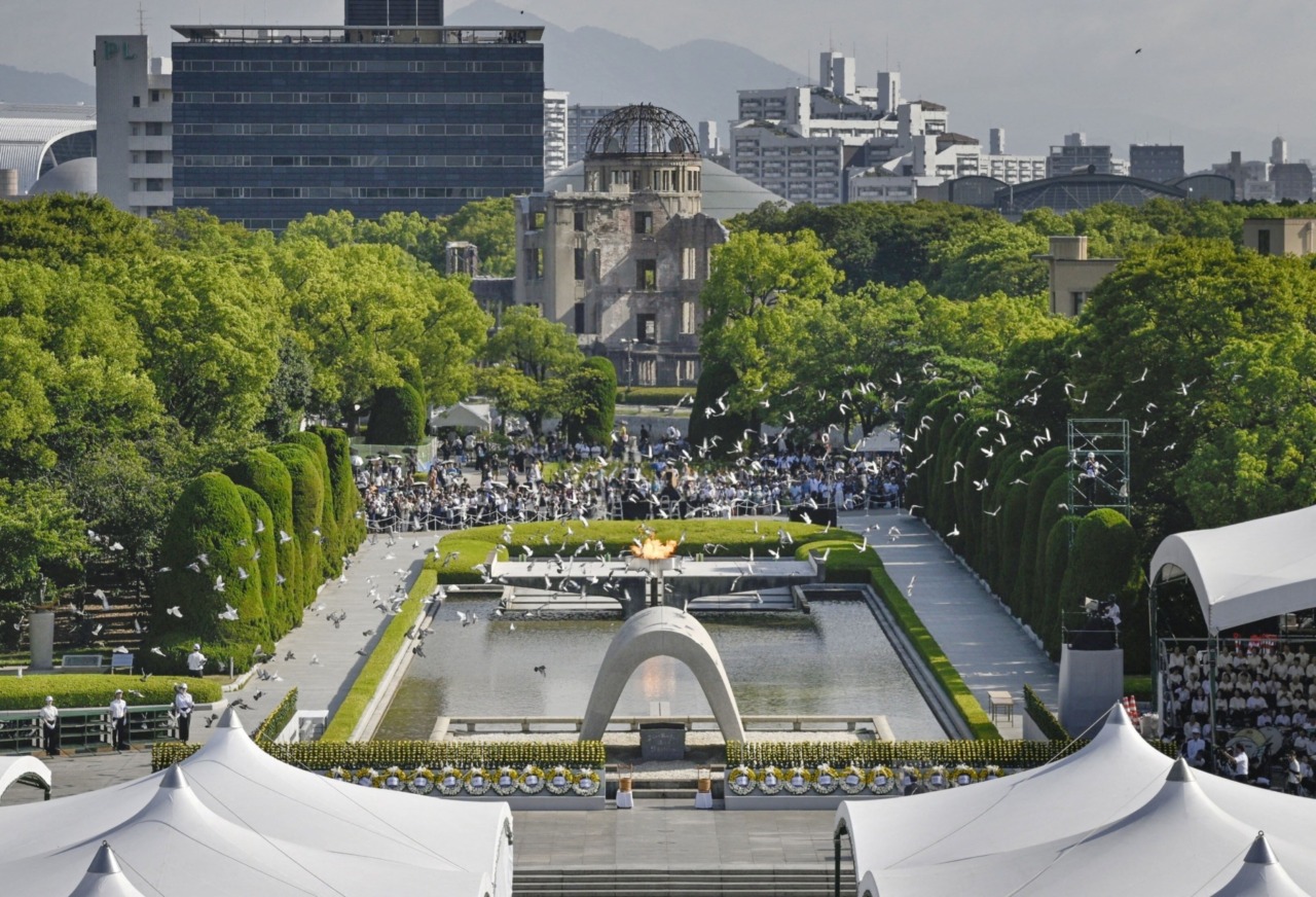 Hiroshima ricorda gli 80 anni dall’atomica: leader da 120 Paesi e monito contro le armi nucleari