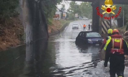 Il fiume di grandine di ieri nel Milanese. Sarà un weekend ancora di tempo incerto