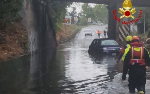 Il fiume di grandine di ieri nel Milanese. Sarà un weekend ancora di tempo incerto