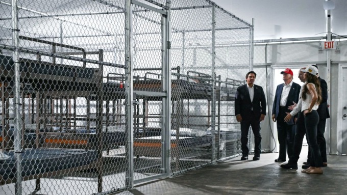 Chiude il carcere per immigrati Alligator Alcatraz in Florida (il motivo è sorprendente)