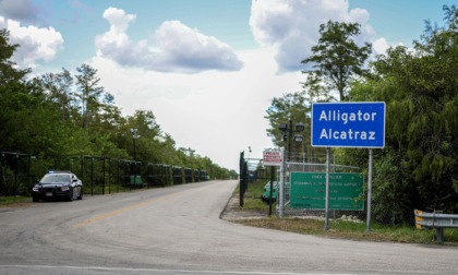 Chiude il carcere per immigrati Alligator Alcatraz in Florida (il motivo è sorprendente)