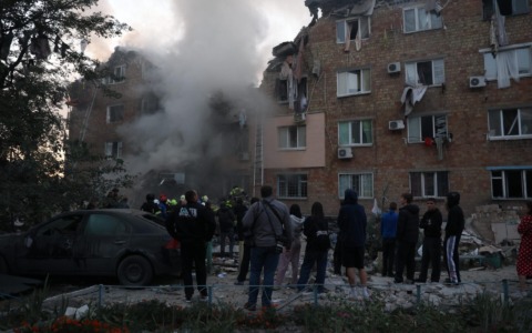 Attacco notturno su Kiev: colpiti edifici residenziali, almeno 12 morti e oltre 40  feriti