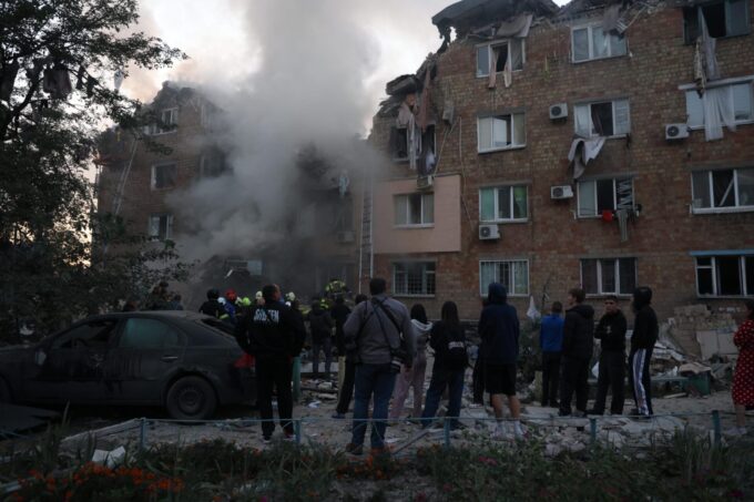 Attacco notturno su Kiev: colpiti edifici residenziali, almeno 12 morti e oltre 40  feriti