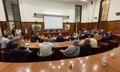 Ex Ilva, per Urso la pre-intesa è una svolta. Freddezza dei sindacati: “Nessuna certezza”