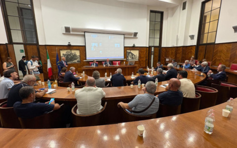 Ex Ilva, per Urso la pre-intesa è una svolta. Freddezza dei sindacati: “Nessuna certezza”
