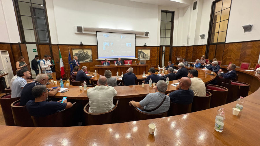 Ex Ilva, per Urso la pre-intesa è una svolta. Freddezza dei sindacati: “Nessuna certezza”