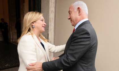 Meloni si allontana sempre più da Israele e firma l'appello con altri 27 Paesi per fare entrare aiuti a Gaza