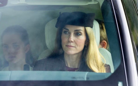 Nuovo look per la principessa Kate Middleton, ora sfoggia una chioma biondo miele
