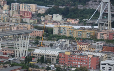 Genova ricorda la tragedia del Ponte Morandi. Mattarella: “Disastro che richiama a responsabilità pubbliche e private”