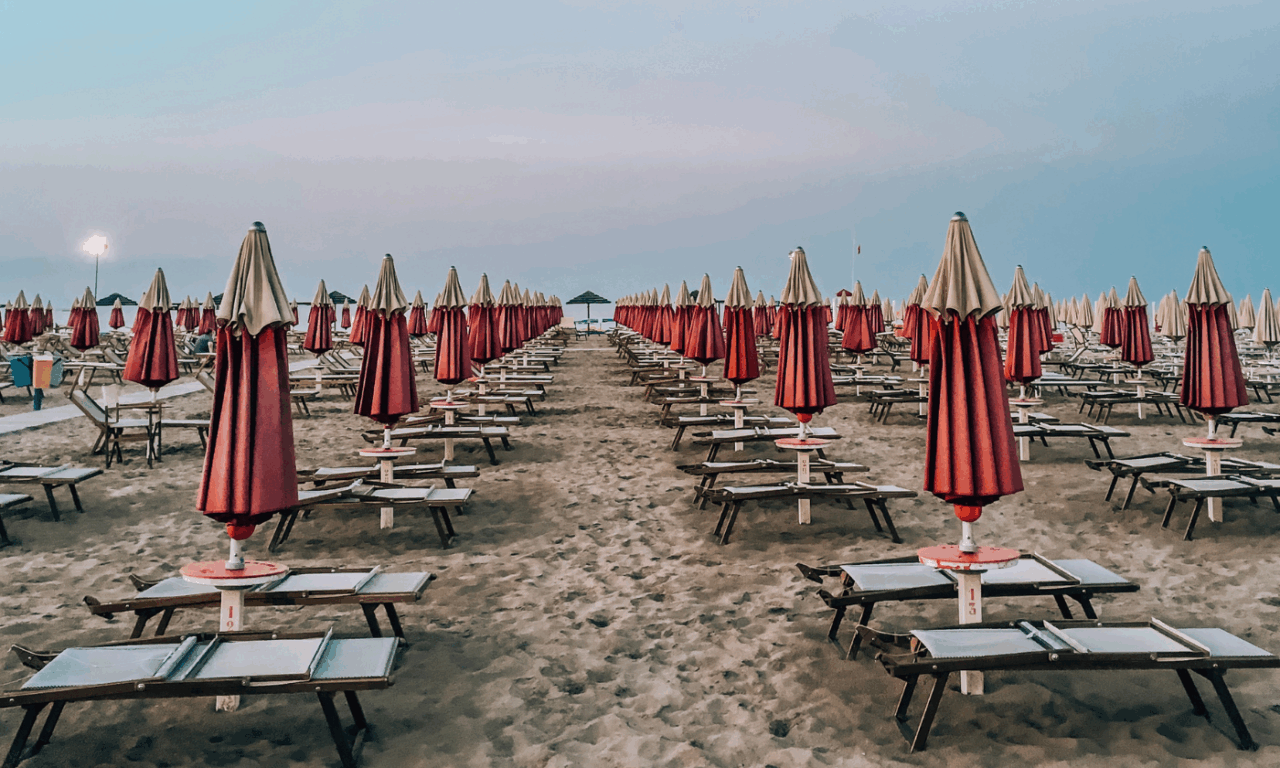 Spiagge vuote e ombrelloni chiusi, si accende la polemica. Santanchè: “Solo allarmismo, il turismo sta cambiando”